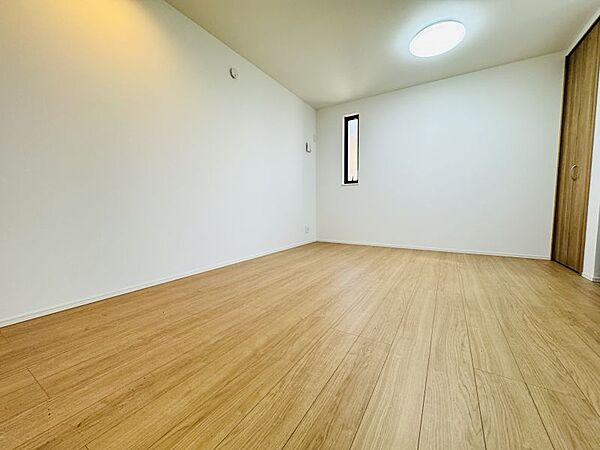 寝室約10.8帖のゆとりある室内！各居室収納完備！