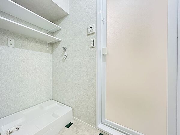 防水パン付き洗濯機置場です！棚付きなので洗剤など収納に大変便利です◎