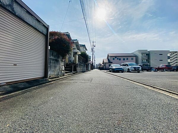 前面道路は4ｍと広く交通量も少ないため、駐車も楽々です！