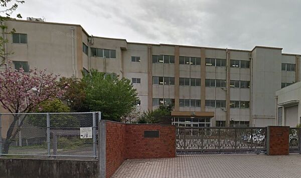 宮前小学校まで　311m　徒歩約4分●【教育目標】確かな知恵、思いやる心、健やかなからだを育む　を目標に「かしこく」「やさしく」「たくましく」を三本柱にしているようです。
