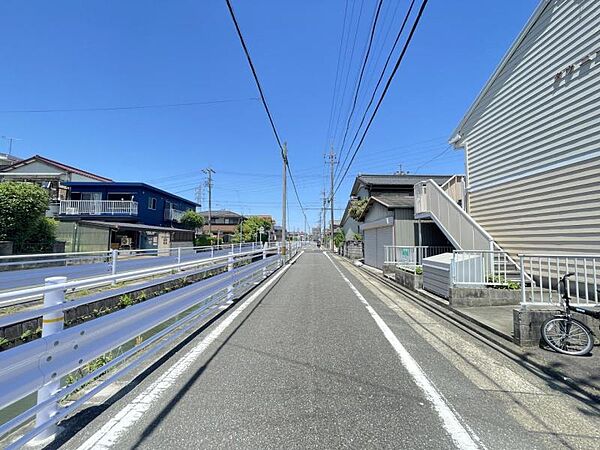 角地にあるため陽当たり風通し良好！車移動もしやすい、通勤通学に便利な立地です！
