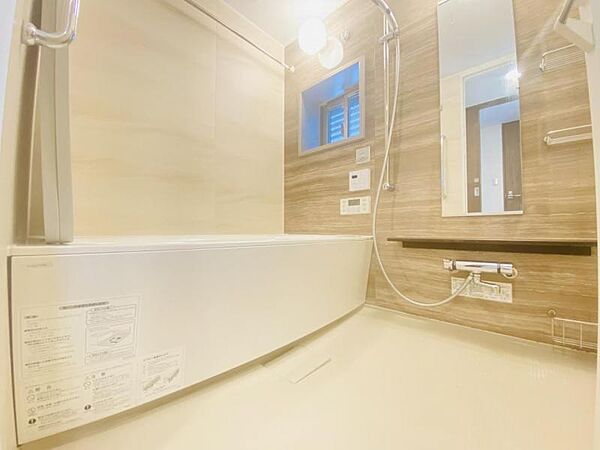 明るい浴室で一日の疲れを癒せます！