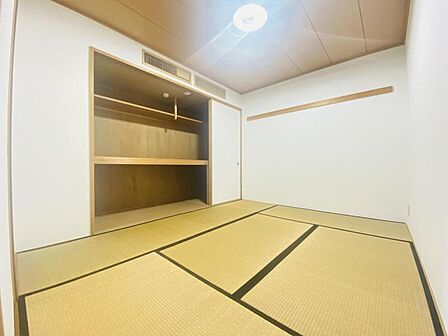 約6帖の和室。リビングに面している為お子様の遊び場などにも活用出来ます◎