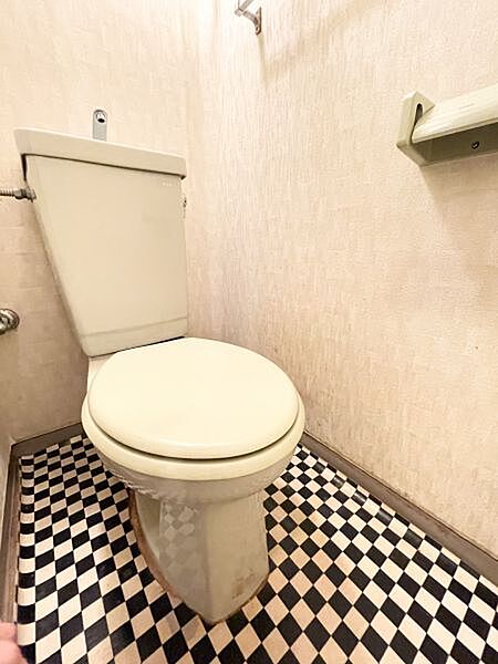 シンプルでお手入れしやすいトイレ。ウォシュレットは未設置のため、お好みに合わせて新設可能です！