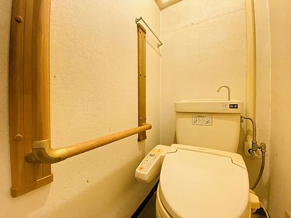 手すり付きのトイレはご年配の方にも安心です！