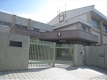 飯田小学校まで　805m　徒歩約11分●【教育目標】強く　仲よく　根気よく　地下鉄名城線の平安通駅から約200ｍという便利な立地にある小学校です。