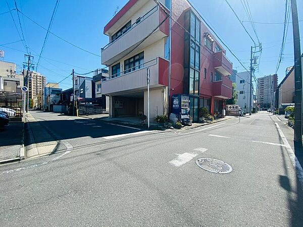 近隣商業施設も充実した立地で、毎日のお買い物にも便利です。（現況古家あり。解体更地渡し。）