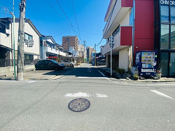 北側前面道路幅員約5.3ｍ。