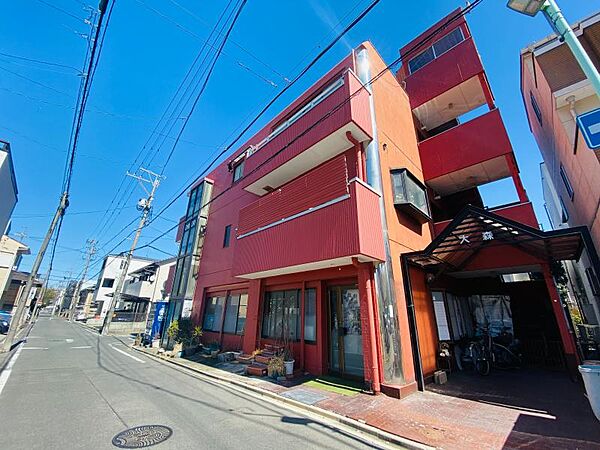 西側前面道路幅員約4.2ｍ。一方通行の道路になります。