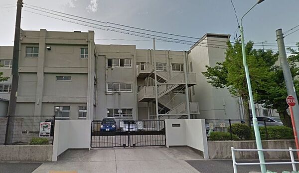 六郷小学校まで　688m　徒歩約9分　【教育目標】仲間と協働しながらねばり強くやりぬくことで、未来に必要な資質・能力を育成するを目標にしている小学校です。