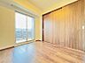 室内：収納完備の洋室はお部屋がスッキリ片付きます！リビングに面し、ご家族の気配が感じられ安心です♪