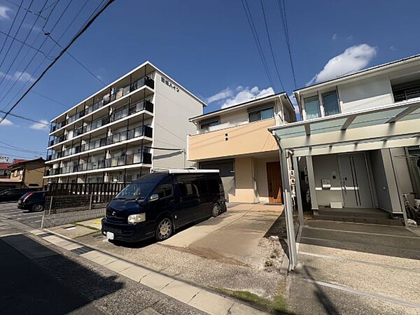 駐車スペース2台分を確保しており、ご夫婦での車利用や来客時も安心です！※一部CG加工により残置物を除去しています。