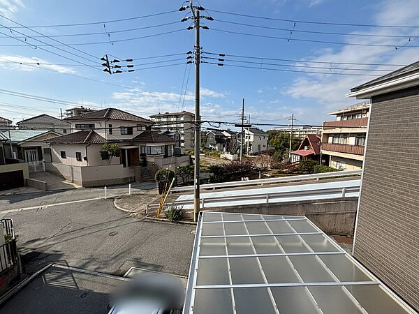 バルコニー(2):前面道路もゆったり、周囲の建物の圧迫感もございません。