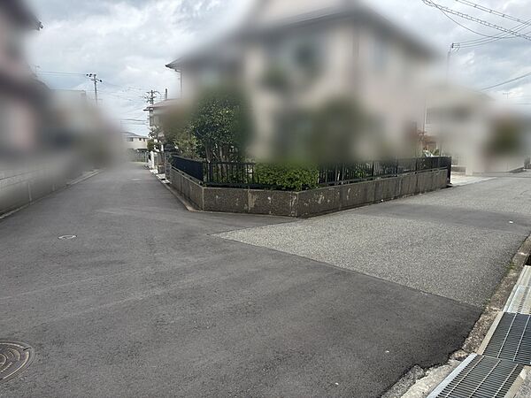 前面道路：周囲の建物の圧迫感もございません。