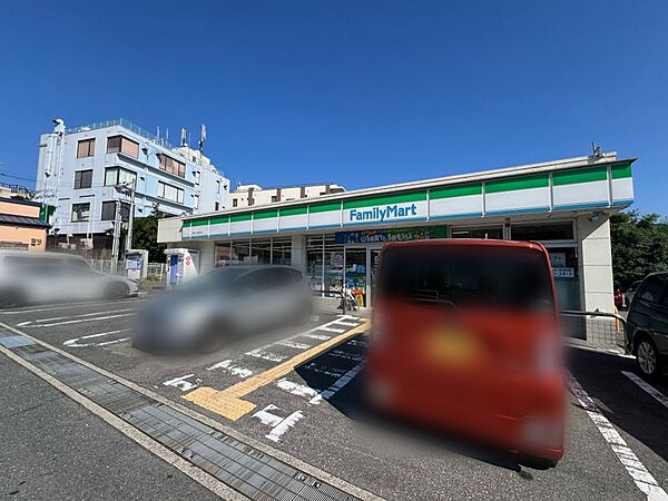 ファミリーマート神鉄大池駅前店　徒歩約５分