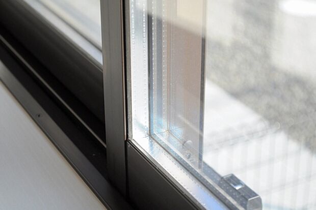 居室部分の窓ガラスには2枚のガラスの間に空気層を設けたペアガラスを採用。