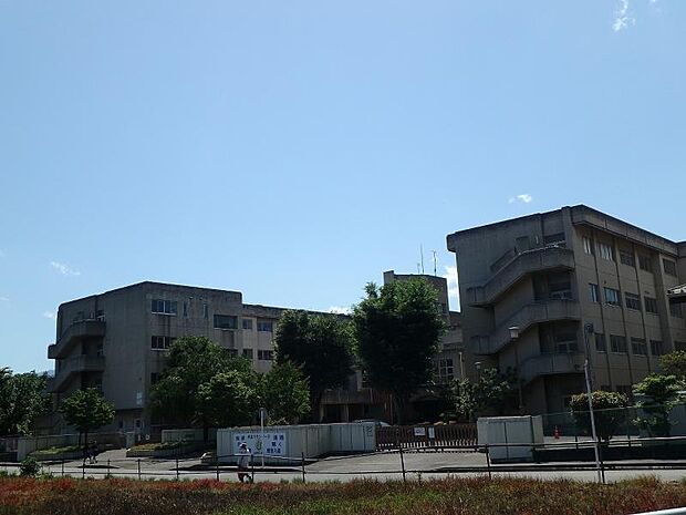 内出中学校まで約1100ｍ