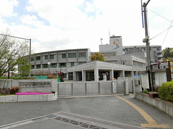鶴川中学校まで約1217ｍ