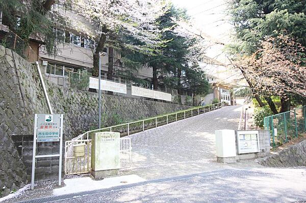 西生田中学校まで約682ｍ