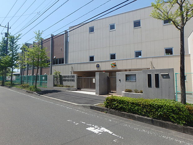 王禅寺中央中学校まで約364m