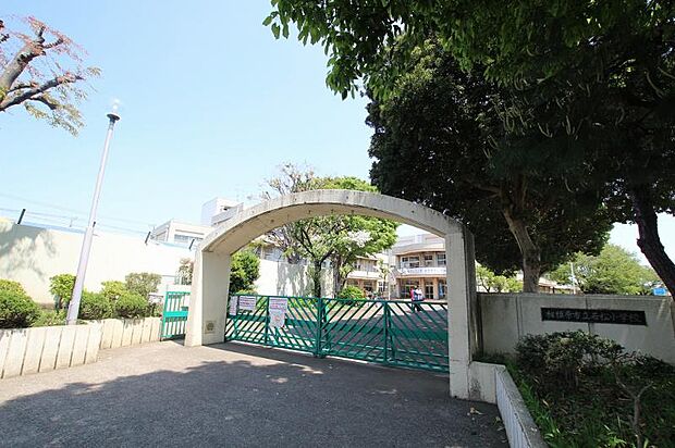 若松小学校まで約696m