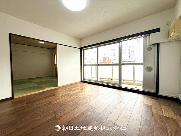 リビングの横に部屋があり、扉を外せば広いリビングにもなります。