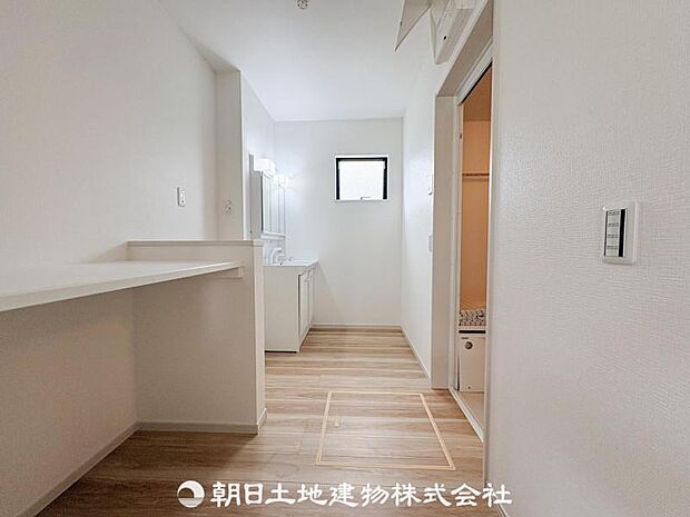 洗面所にはランドリールームがあり、室内物干しもあるので重宝しますね♪