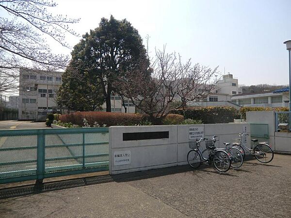 小山田中学校まで約1350ｍ