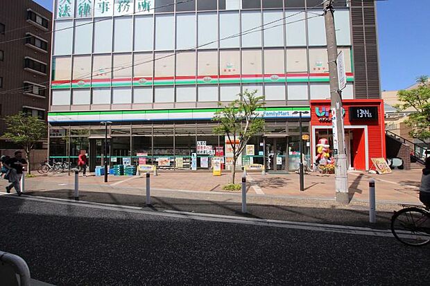 ファミリーマートよろづやペアナード店まで約425ｍ