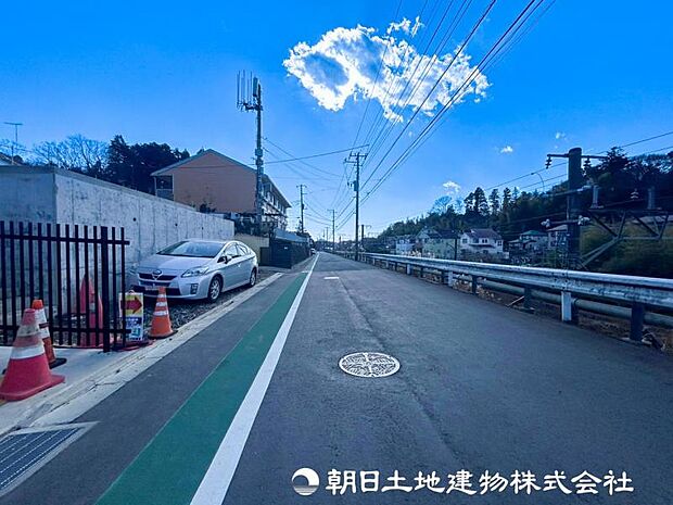 開発分譲地内に公園もあります。お子様を安心して遊ばせることができます。