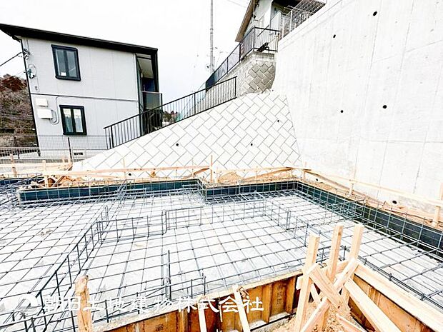 開発分譲地内に公園もあります。お子様を安心して遊ばせることができます。