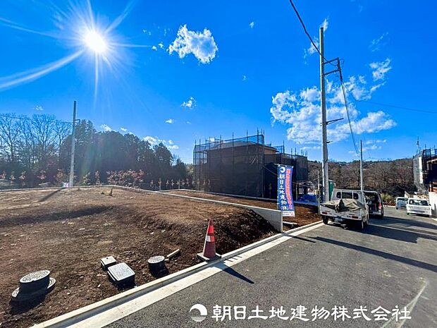 開発分譲地内に公園もあります。お子様を安心して遊ばせることができます。