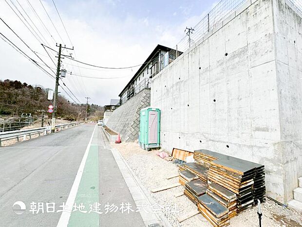 開発分譲地内に公園もあります。お子様を安心して遊ばせることができます。