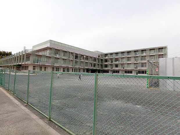 鶴川第一小学校まで約116m
