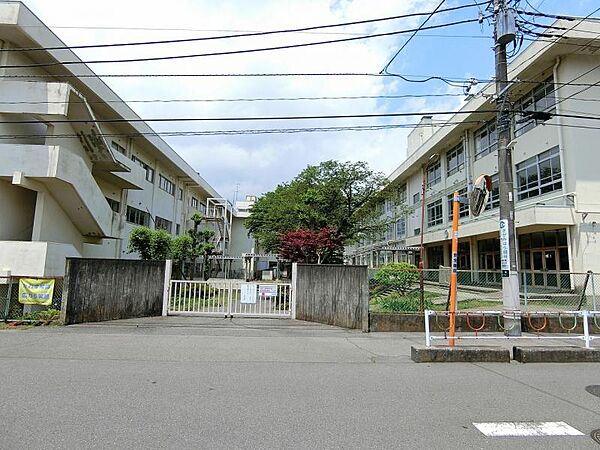 清新中学校まで約724ｍ