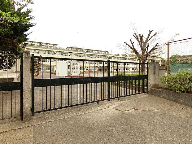 鶴川第三小学校まで約842m