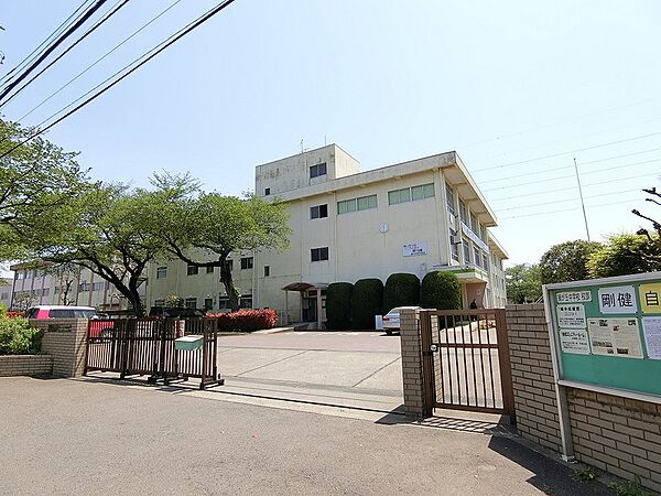 緑が丘中学校まで約977ｍ