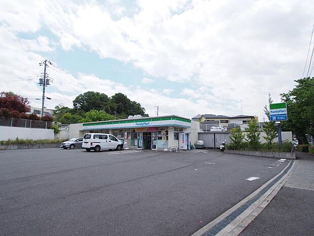 ファミリーマート十日市場店まで約1192m