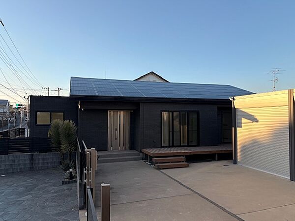 太陽光パネル搭載で床暖房付きです！広い庭にウッドデッキ付き！