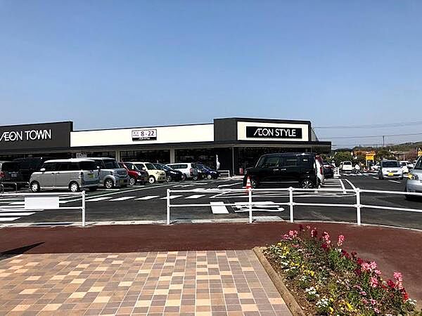 複合モール「イオンタウン君津まで4400m」