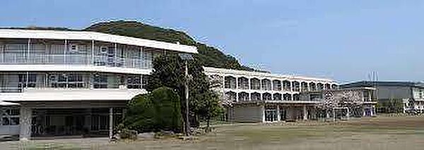 小学校「君津市立周西の丘小学校まで1200m」