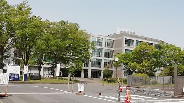 高校「国立木更津工業高等専門学校まで1065m」