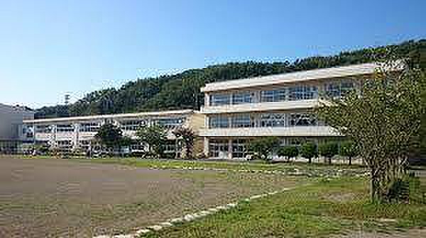 小学校「木更津市立波岡小学校まで1012m」