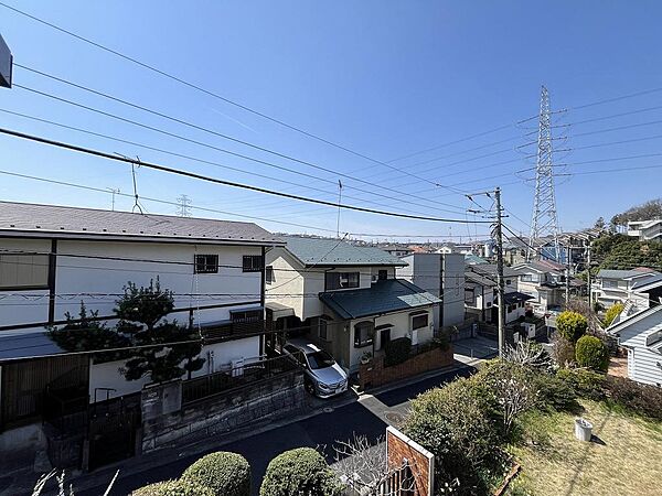ひな段のため、見晴らし良好。温かい日差しが入ります。(2026年3月撮影)