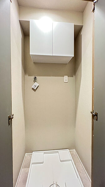 お部屋の廊下には洗濯機置場があり、生活感が隠せてお部屋がスッキリします。