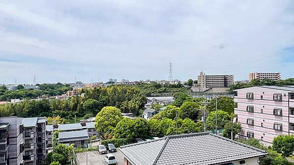 さわやかな風が吹き抜ける高台に位置するお住まい