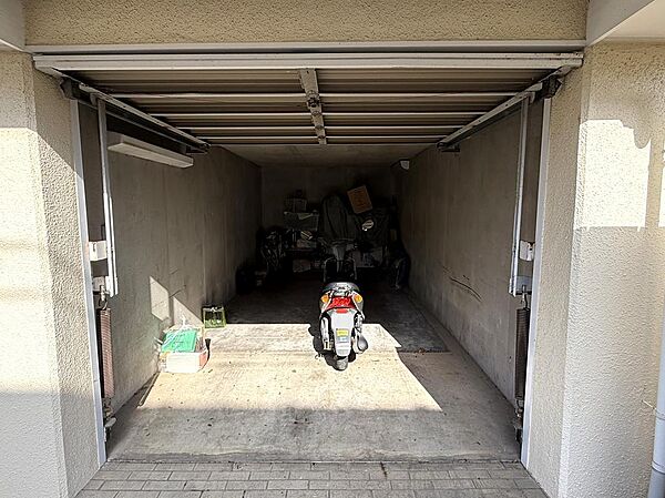 シャッター付きの車庫があり、天候を気にせず車を保管できます。