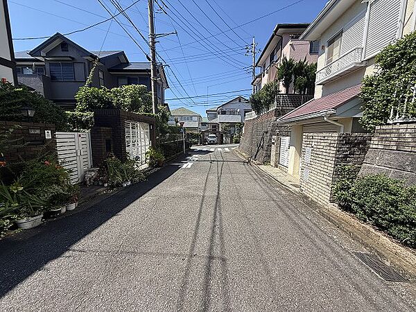 前面道路にゆとりがあり、車の出し入れがしやすい環境です。(2026年4月撮影)