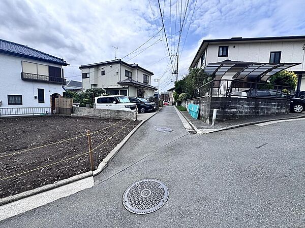 周囲は低層住宅専用地域のため落ち着いた住環境です。