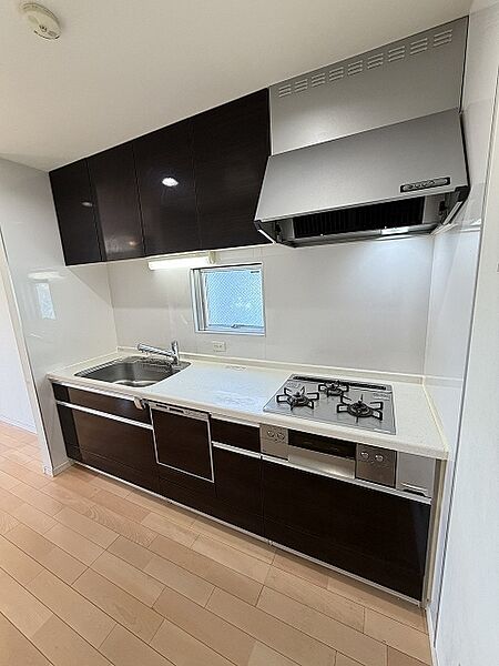 独立型キッチンは落ち着いて調理しやすいつくりです。作業スペースと収納が確保され、食洗機も備わっています。